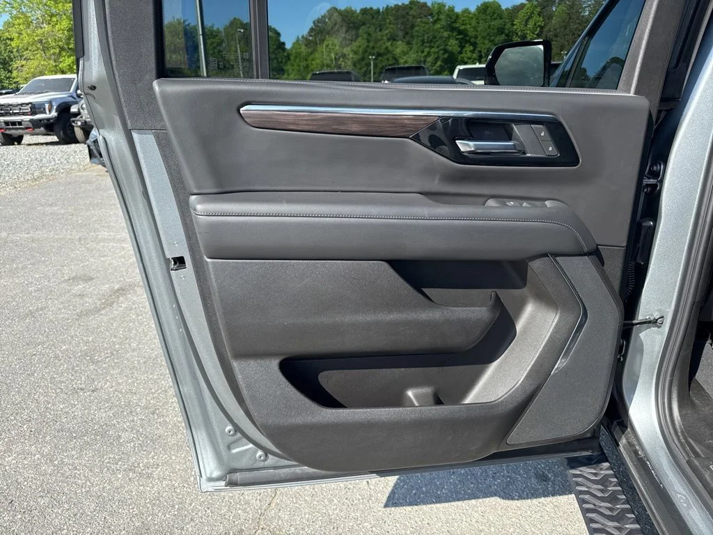 Used 2025 Gray Chevrolet Z71 image 30
