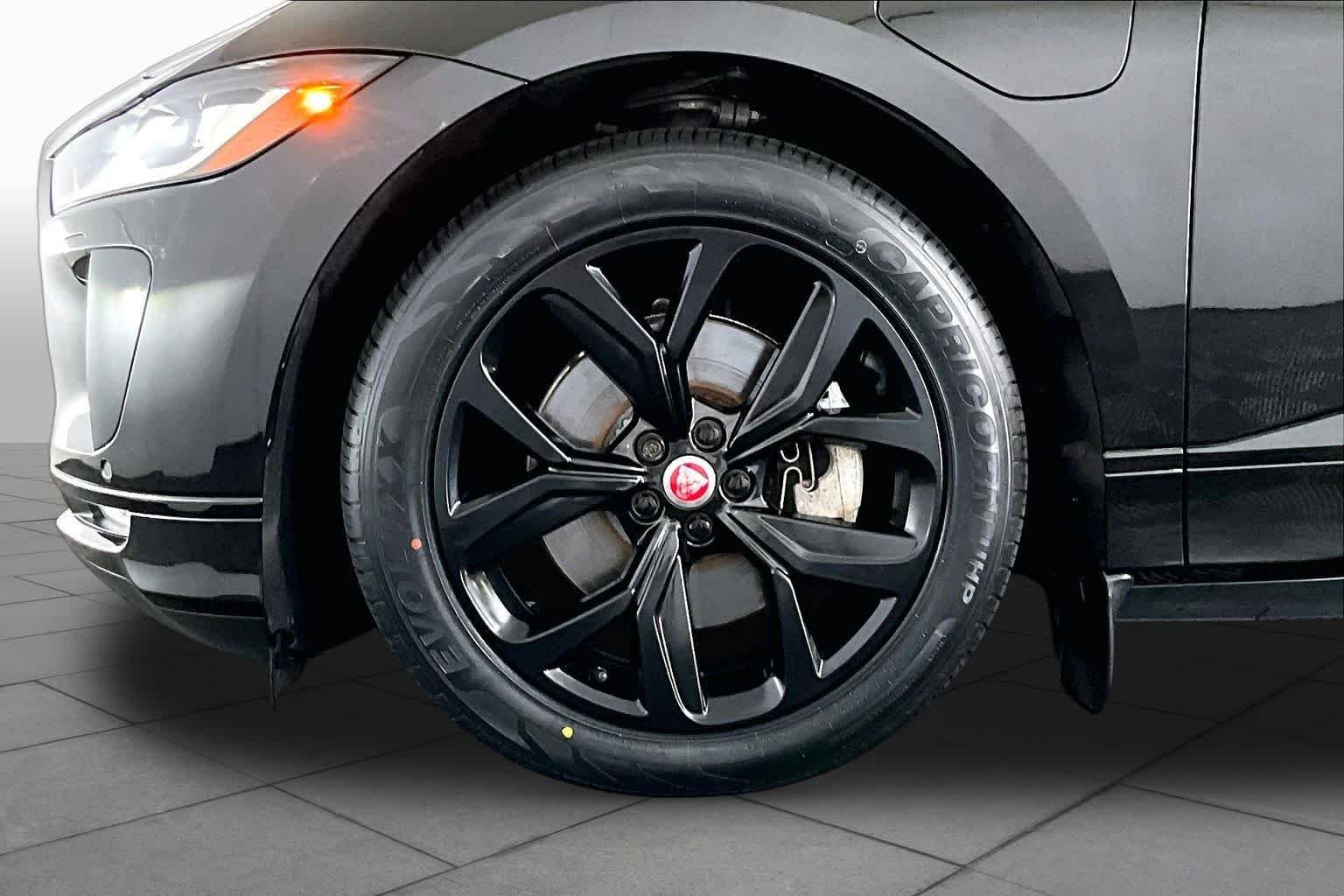 Used 2022 Santorini Black Metallic Jaguar HSE image 10