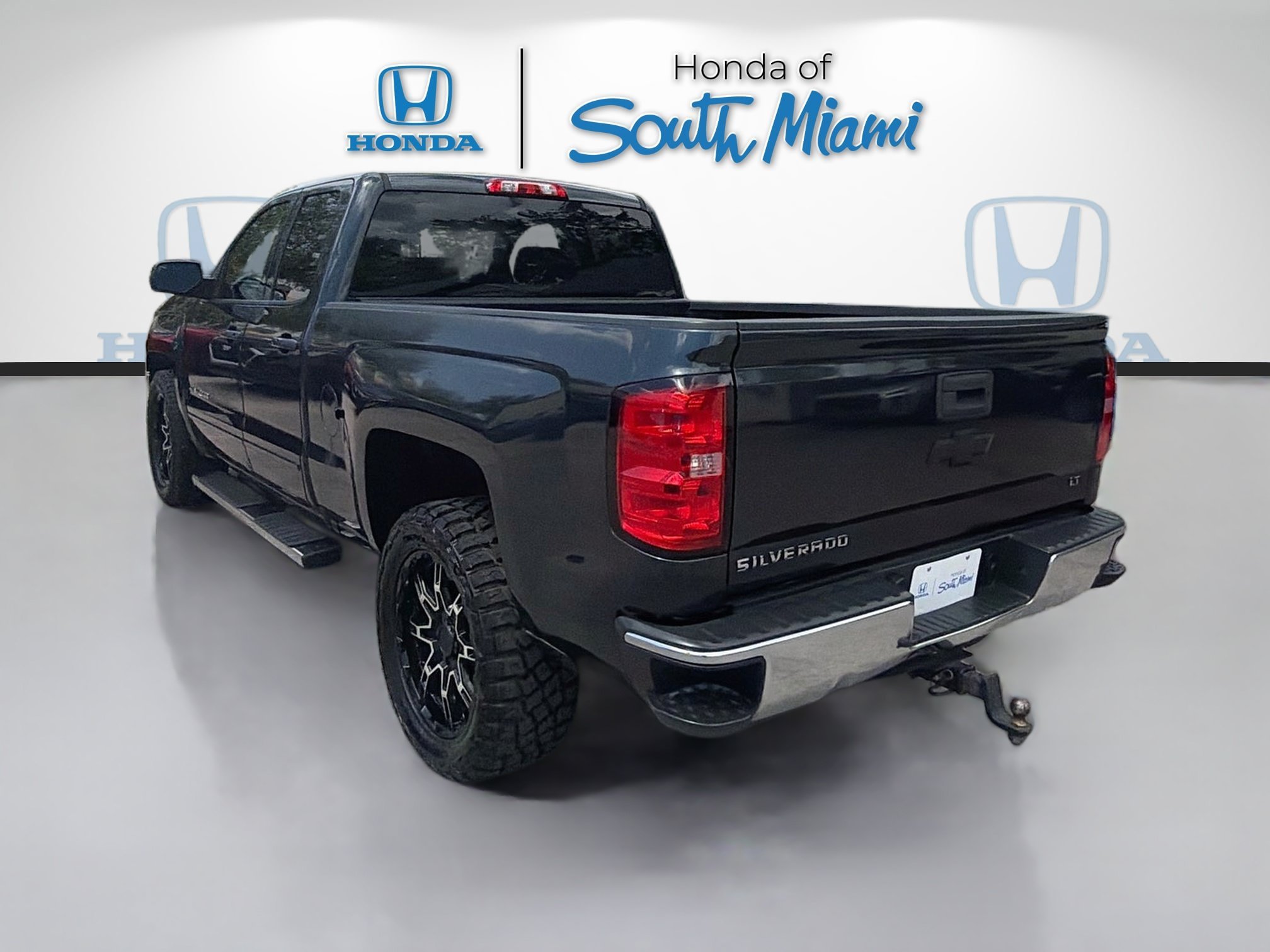 Used 2018 Graphite Metallic Chevrolet LT image 5
