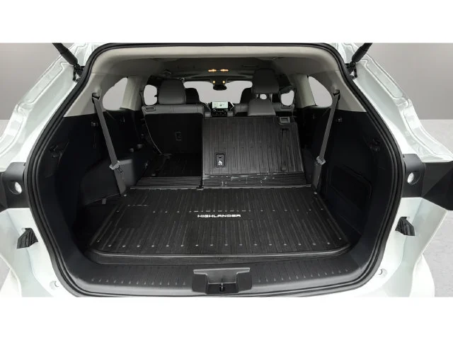 Used 2026 White/off-white Toyota XLE image 35