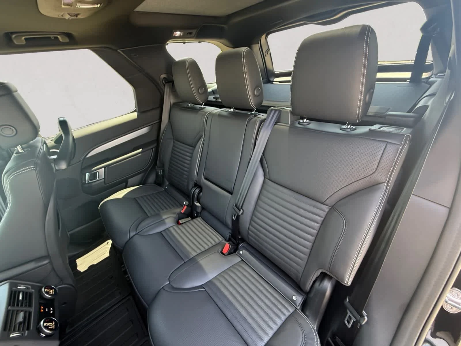 New 2026 Santorini Black LAND ROVER Dynamic SE image 13