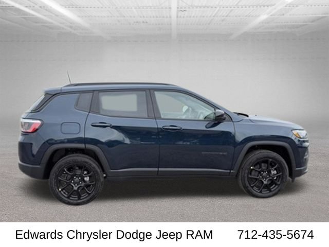New 2026 Fathom Blue Pearl-Coat Exterior Paint Jeep Latitude image 10