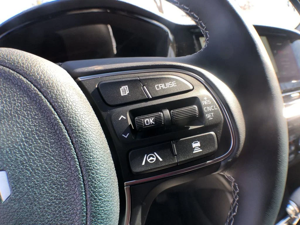 Used 2022 White Kia EX Premium image 34