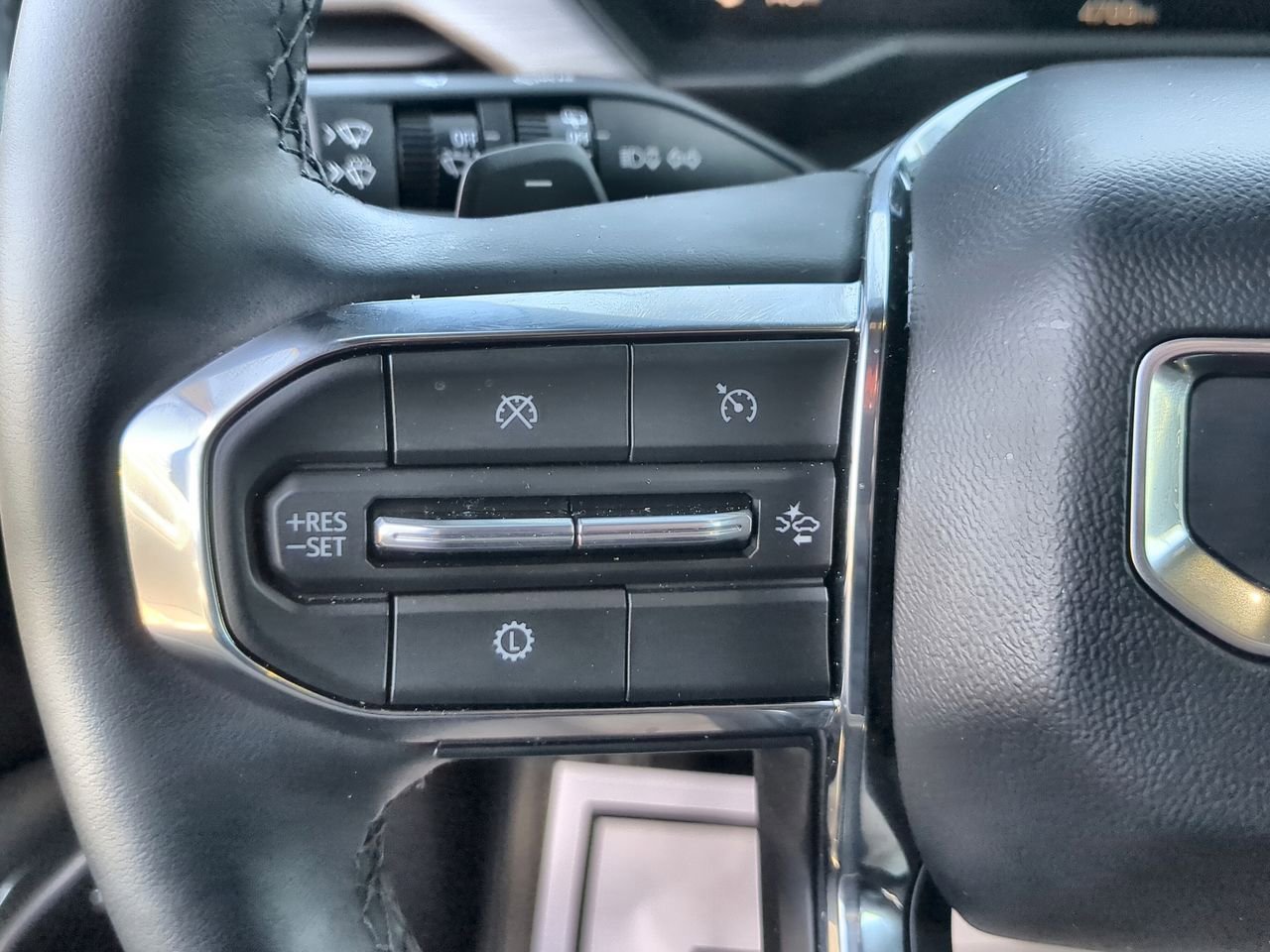 Used 2025 Summit White GMC Elevation image 35
