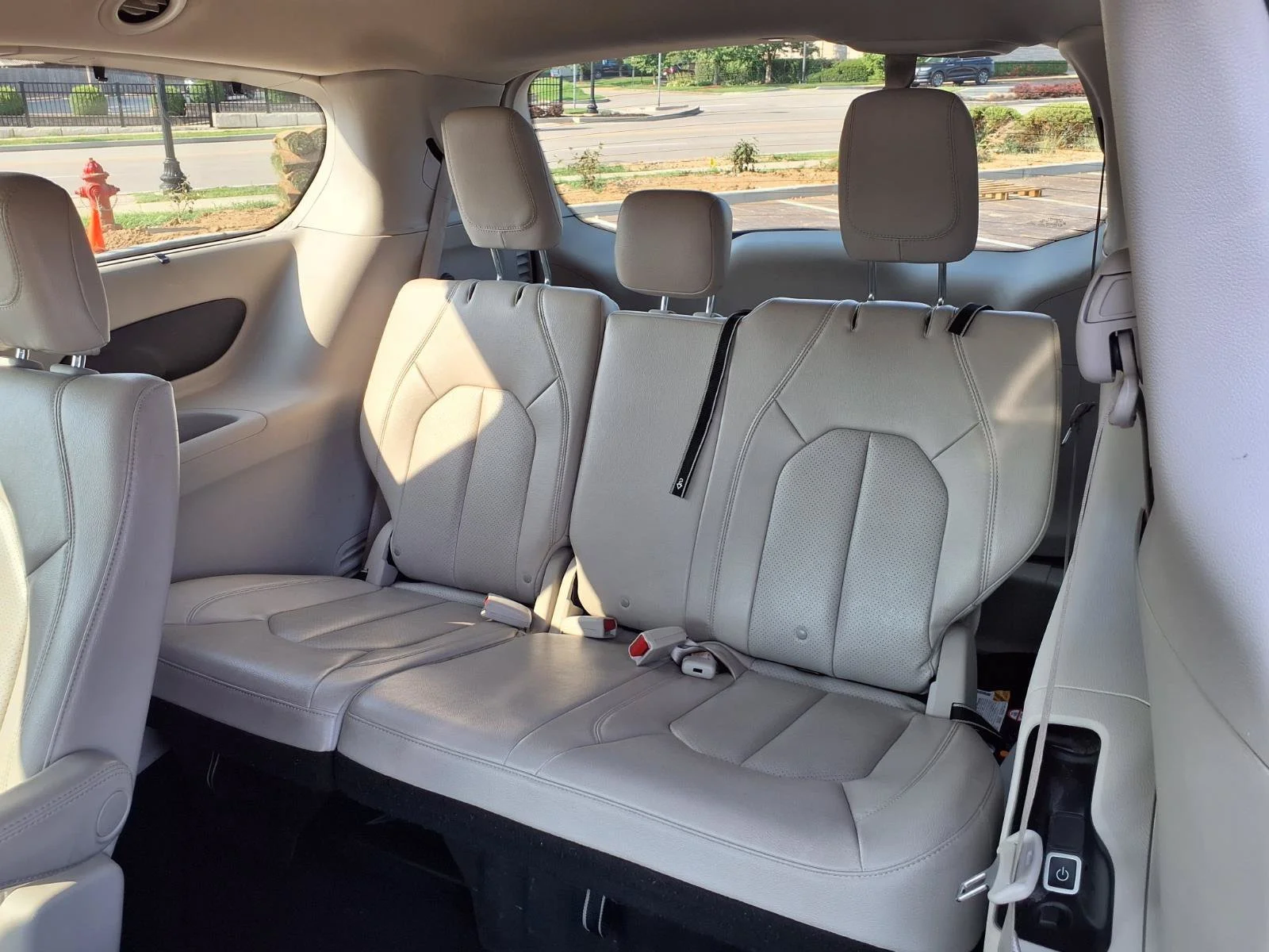 Used 2021 Luxury White Pearlcoat Chrysler Touring L image 27
