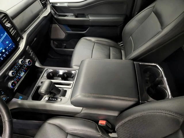Used 2024  Ford Lariat image 21