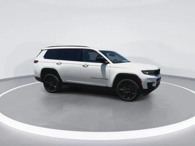 Used 2023 White Jeep Altitude image 13