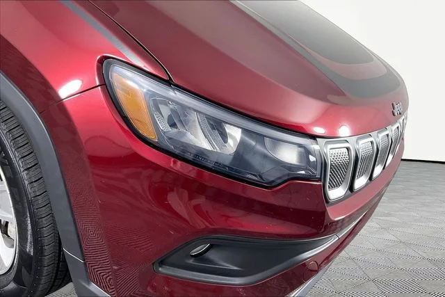 Used 2022 Red Jeep Latitude image 25