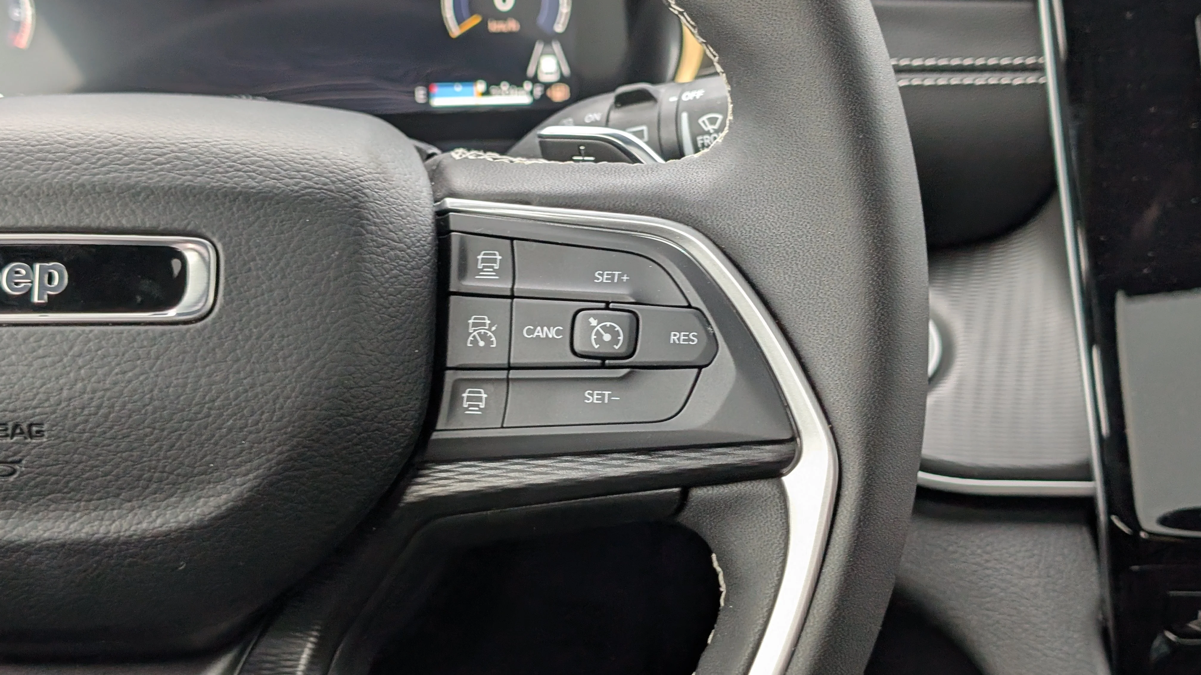 New 2025 Diamond Black Crystal Pearl Jeep Altitude image 25