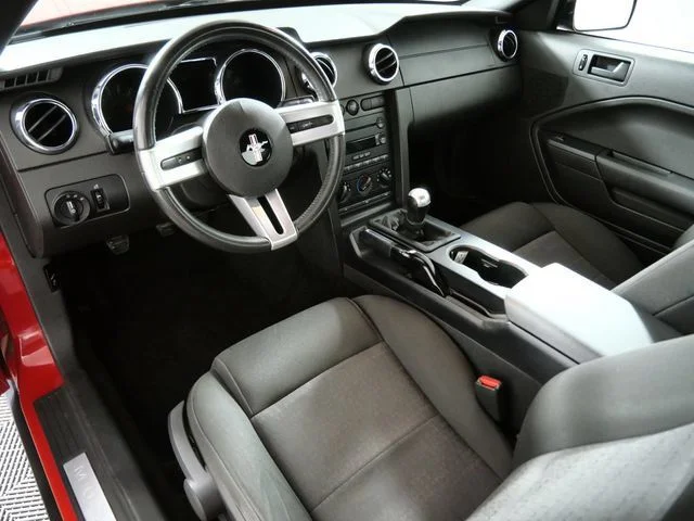 Used 2005 Red Ford V6 Deluxe image 2
