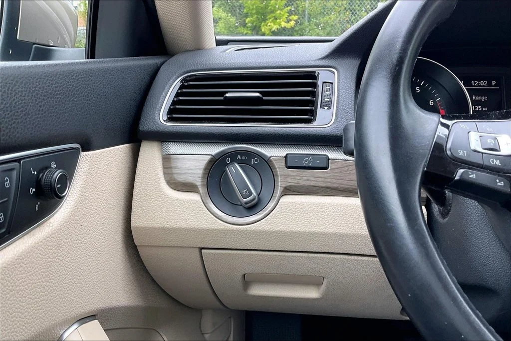 Used 2016 Silver Volkswagen 1.8T SE image 36