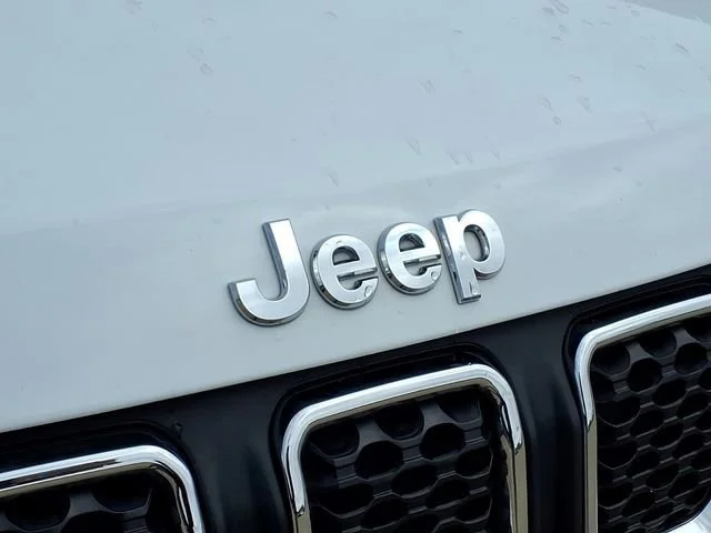 Used 2024  Jeep Latitude image 24