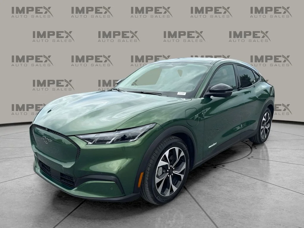 Used 2025 Green Ford Select image 1