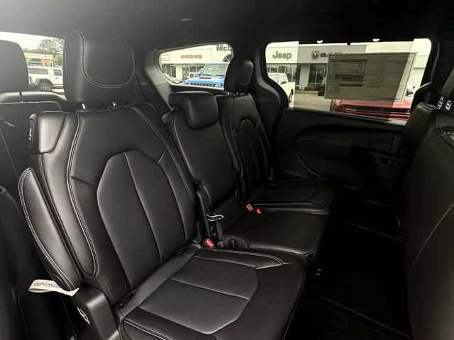 New 2027 Diamond Black Crystal Pearl-Coat Exterior Paint Chrysler Select image 13