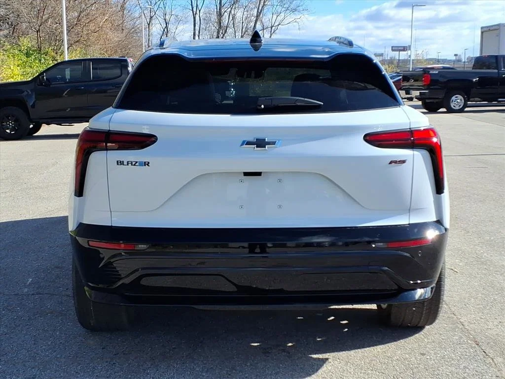 New 2026 Polar White Tricoat Chevrolet RS image 19