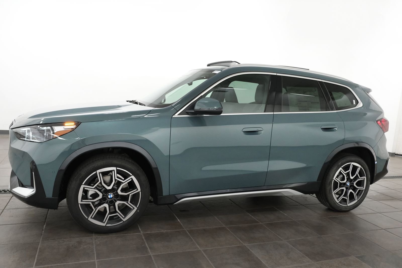 New 2027 Cape York Green Metallic BMW xDrive28i image 2