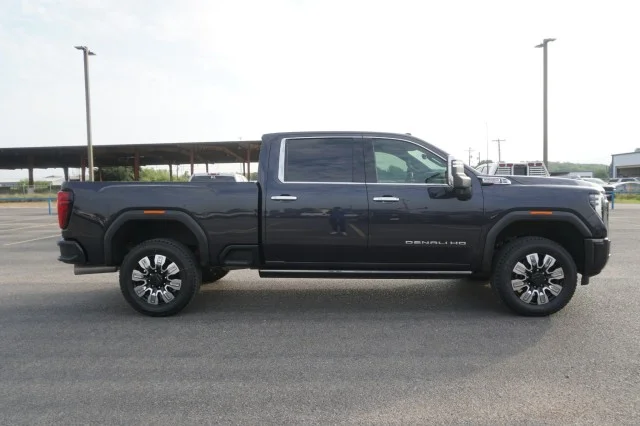 Used 2024  GMC Denali image 4