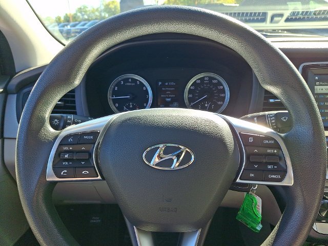 Used 2018 White Hyundai SE image 18