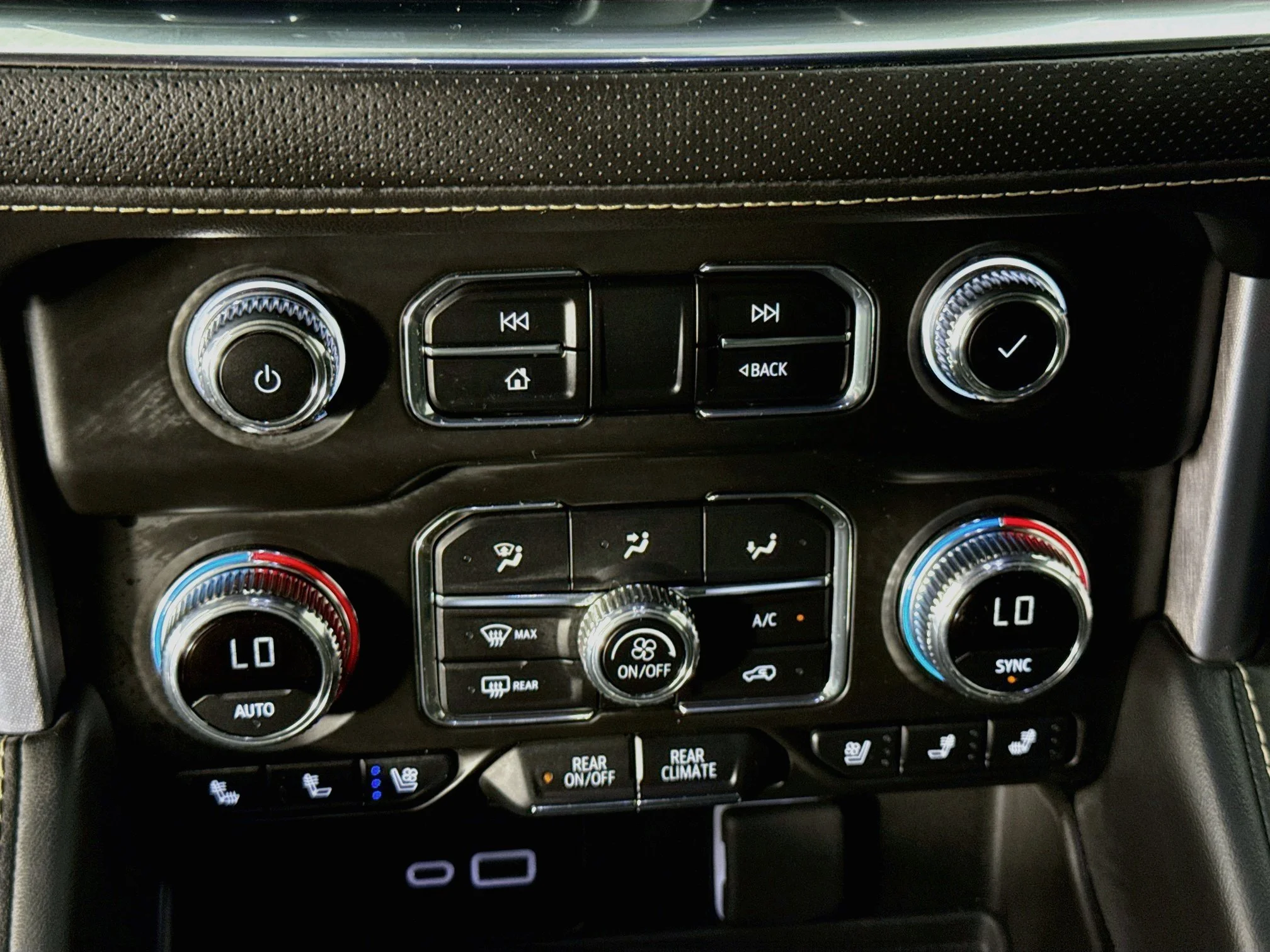 Used 2024 Onyx Black GMC SLT image 18