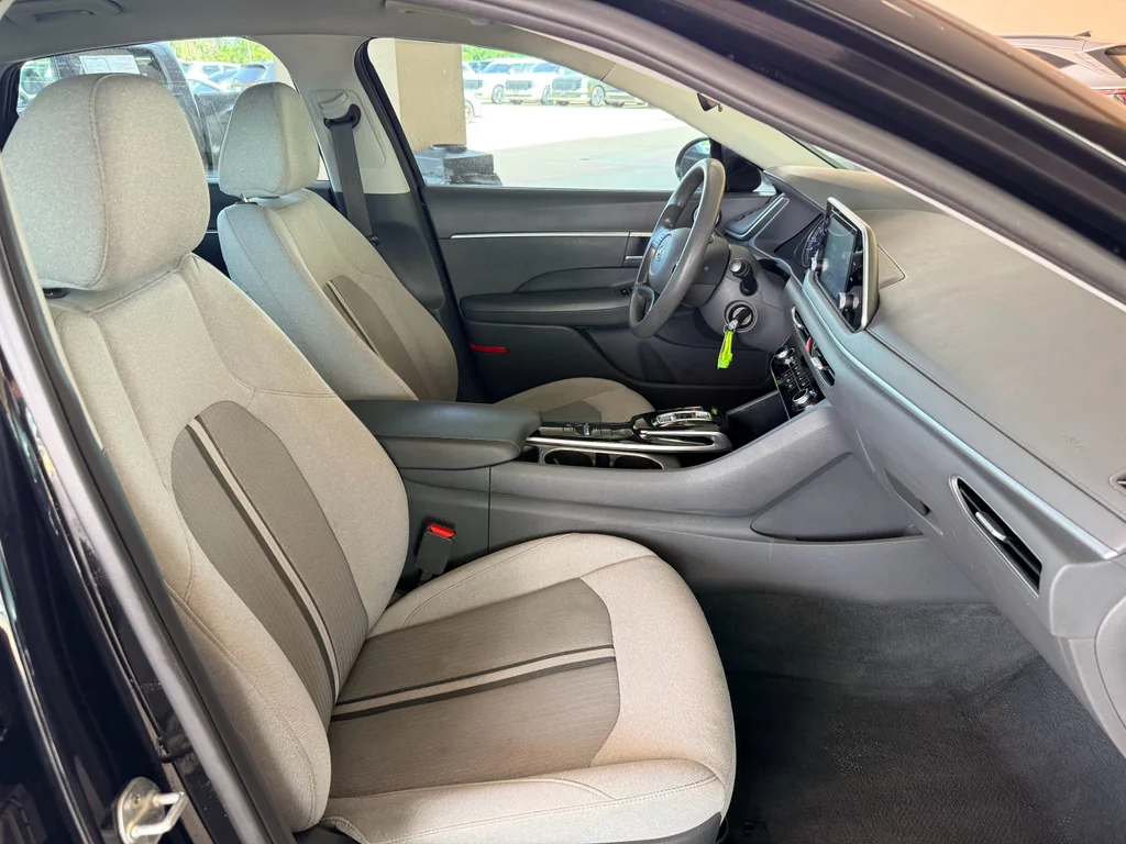 Used 2022 Phantom Black Hyundai SE image 13