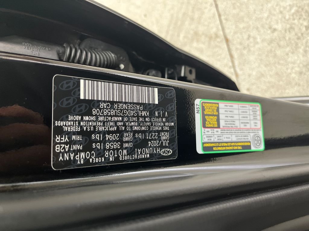 Used 2025 Black Hyundai SEL Convenience image 24