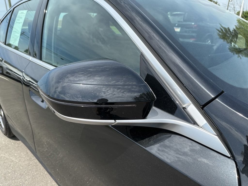 Used 2026 Black Sapphire Metallic BMW 530i xDrive image 31