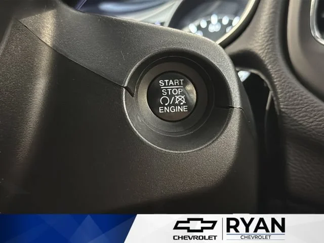Used 2018 Silver Jeep Latitude image 32