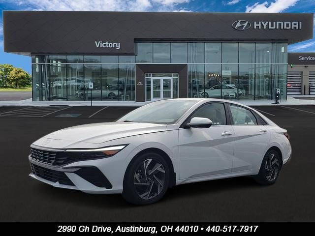 Used 2025 White Hyundai SEL Convenience image 1