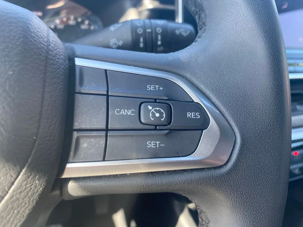 Used 2024 White Jeep Latitude image 27