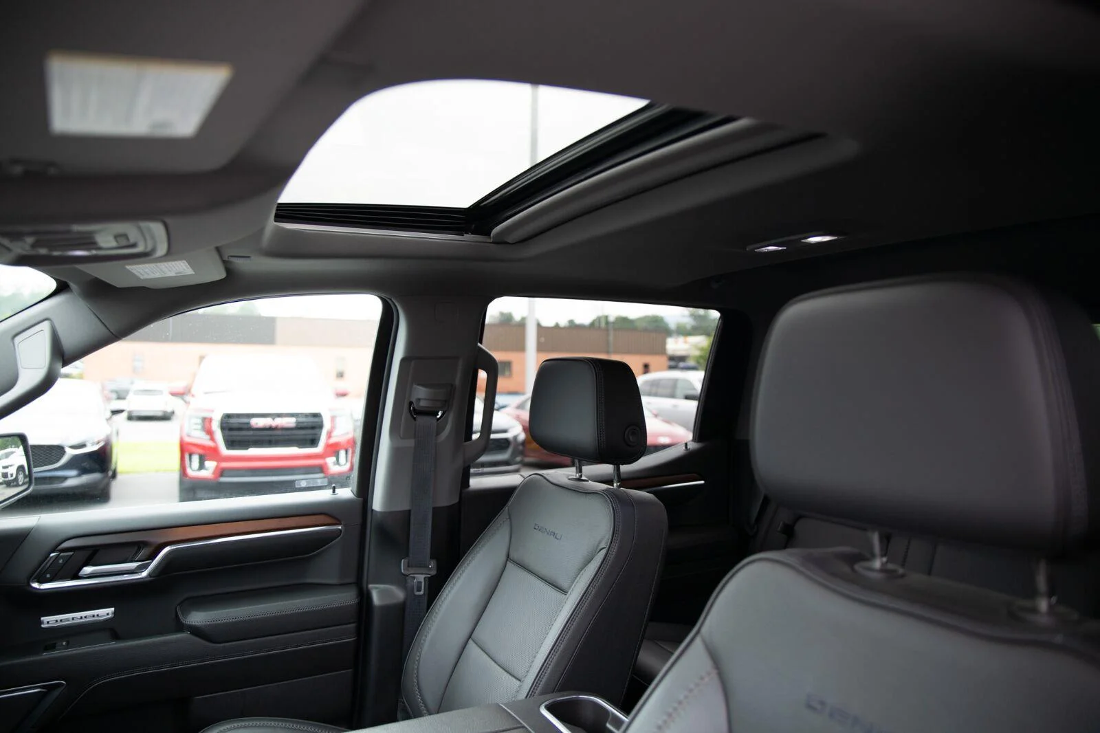 Used 2024 Onyx Black GMC Denali image 23
