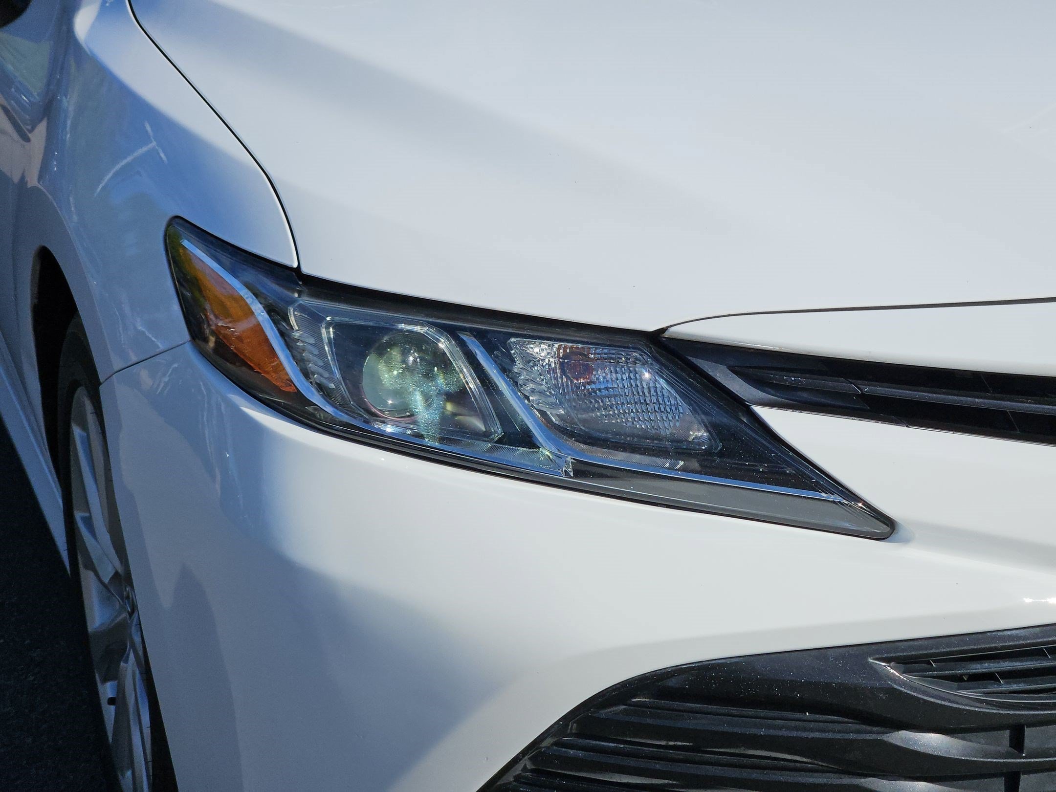 Used 2019 White Toyota LE image 10