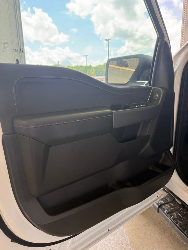 Used 2025 Oxford White Ford XLT image 7