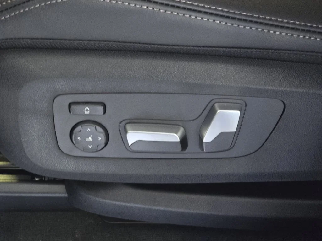 Used 2026 White BMW sDrive40i image 19