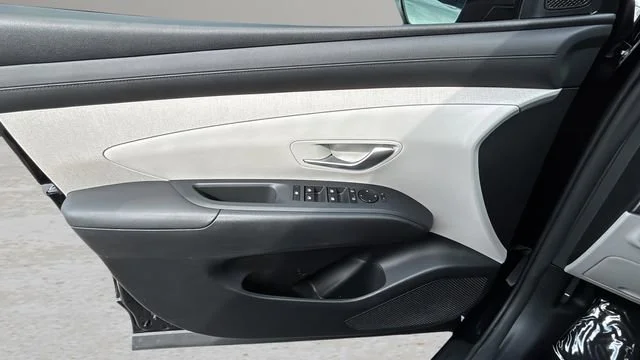 Used 2025 Black Hyundai SEL Convenience image 17