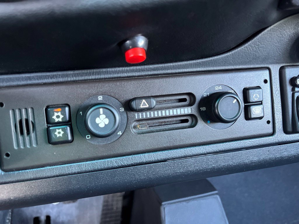Used 1995  Porsche Carrera 4 image 29