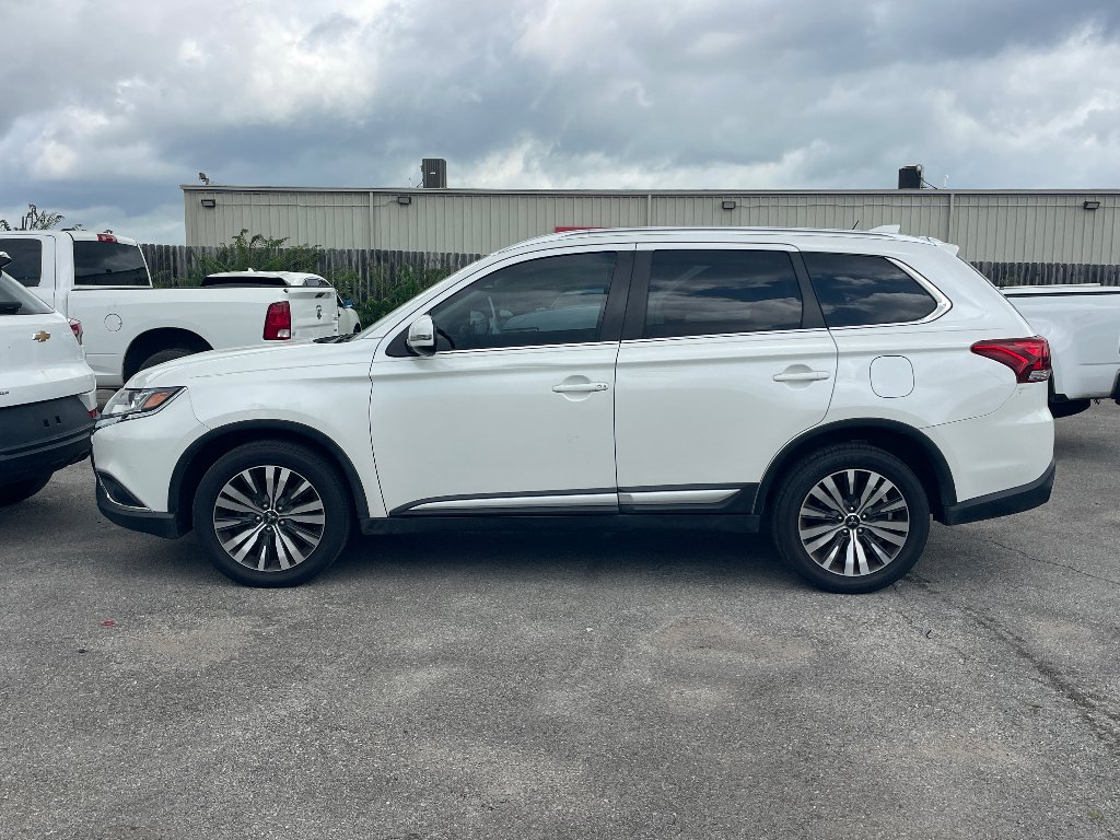Used 2020 Pearl White Mitsubishi SE image 3