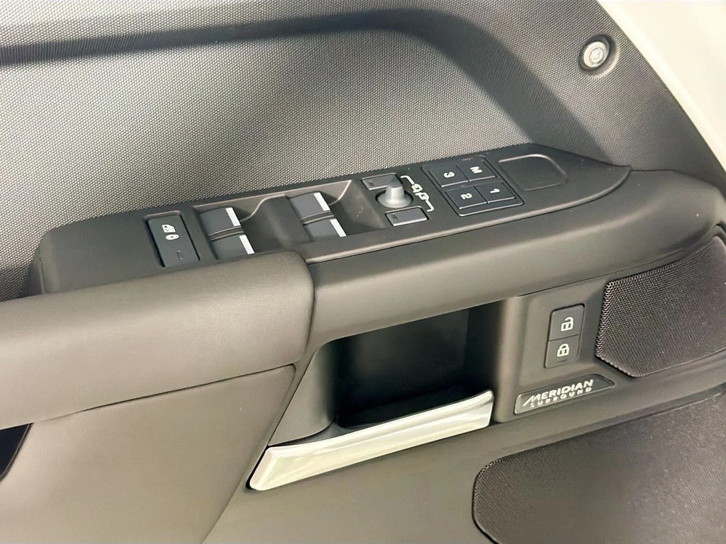 New 2026 Fuji White Land Rover X-Dynamic SE image 18