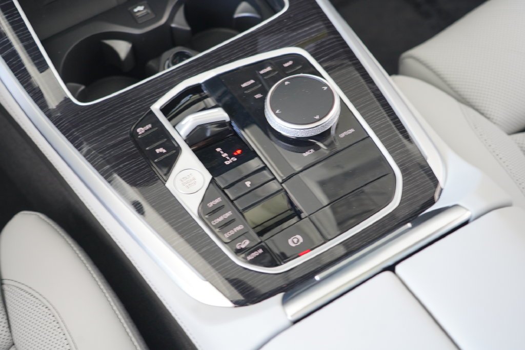 New 2026 Mineral White Metallic BMW xDrive40i image 30
