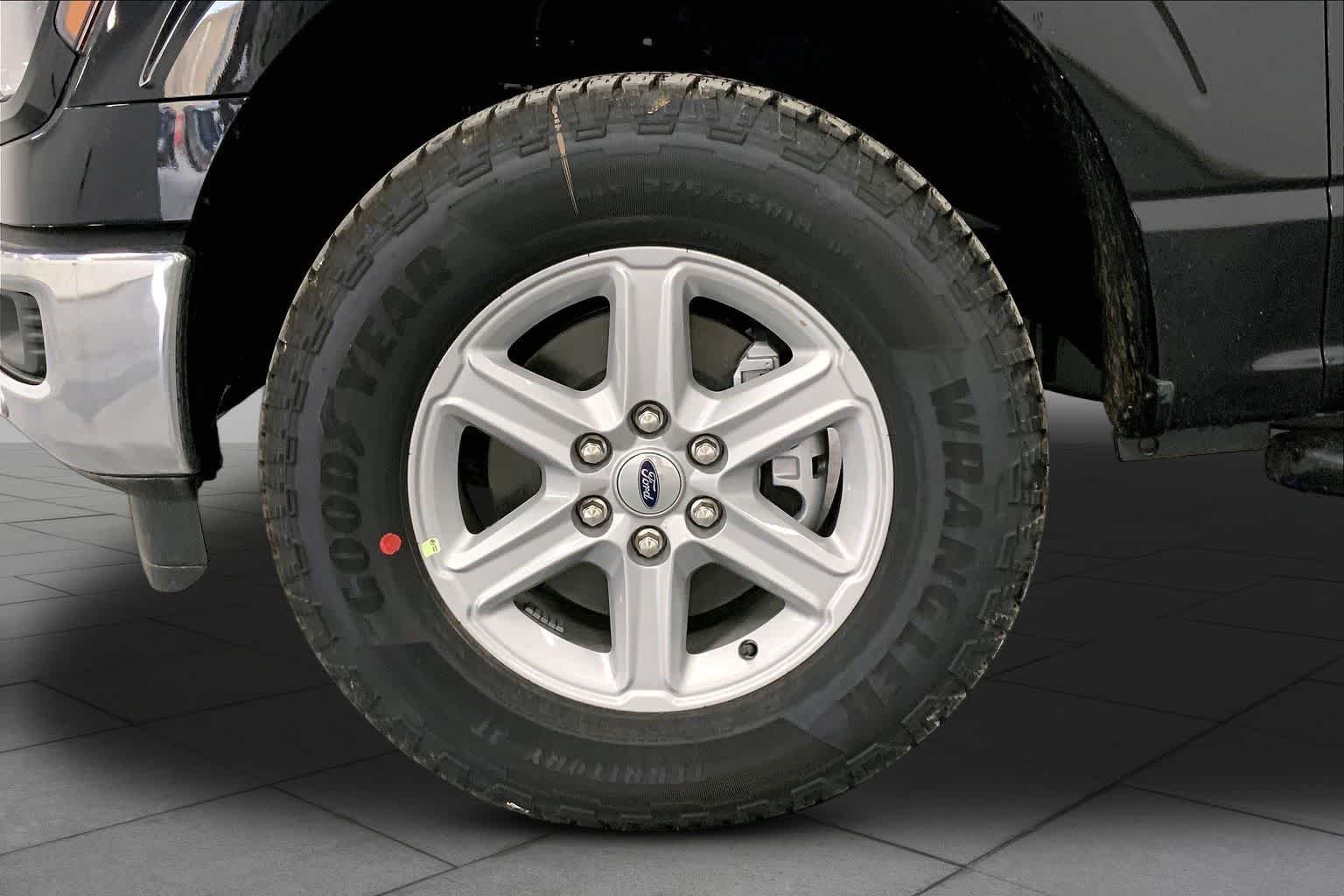 New 2026 Agate Black Metallic Ford XLT image 9