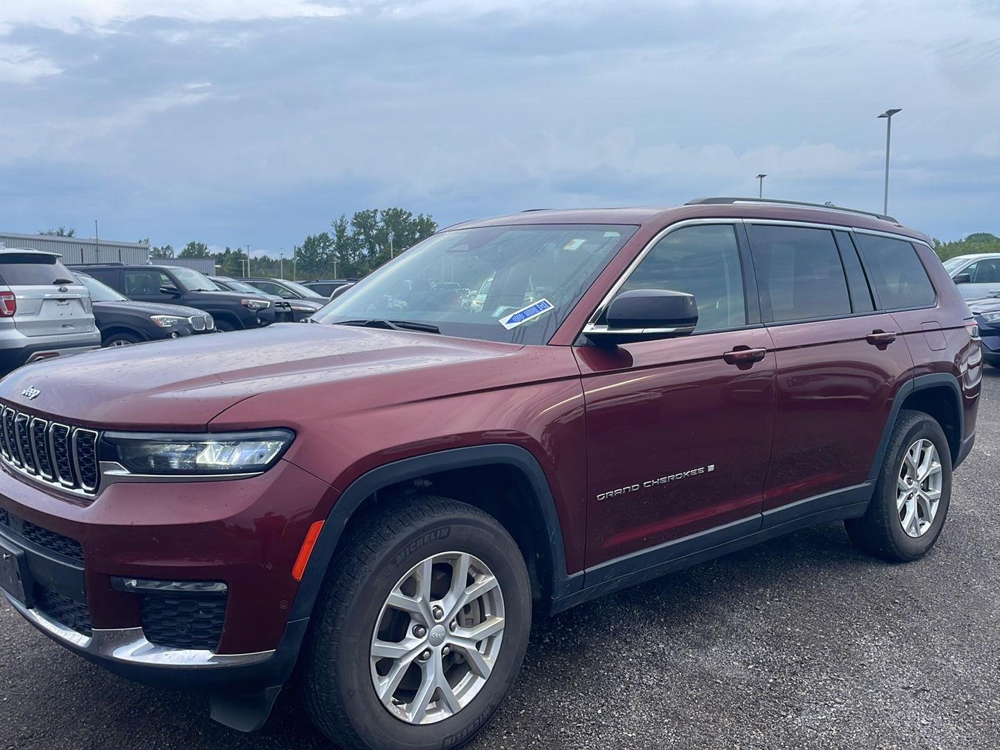 Used 2023 Velvet Red Pearlcoat Jeep Limited image 9