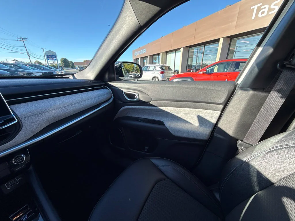 Used 2024 White Jeep Latitude image 26