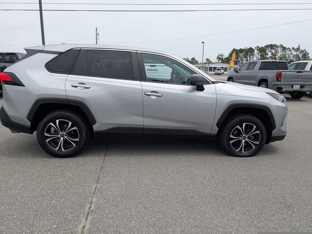 Used 2022  Toyota LE image 3