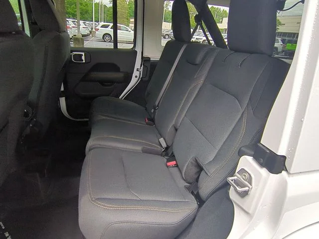 New 2025 Bright White Clear-Coat Exterior Paint Jeep Sahara image 29