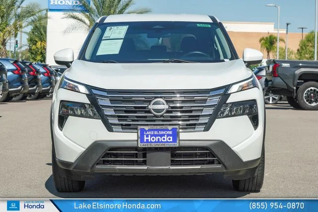 Used 2024 White Pearl Nissan SV image 3