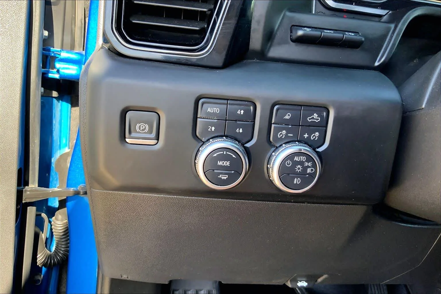 Used 2022 Dynamic Blue Metallic GMC AT4 image 32