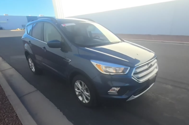 Used 2018 Blue Ford SE image 4
