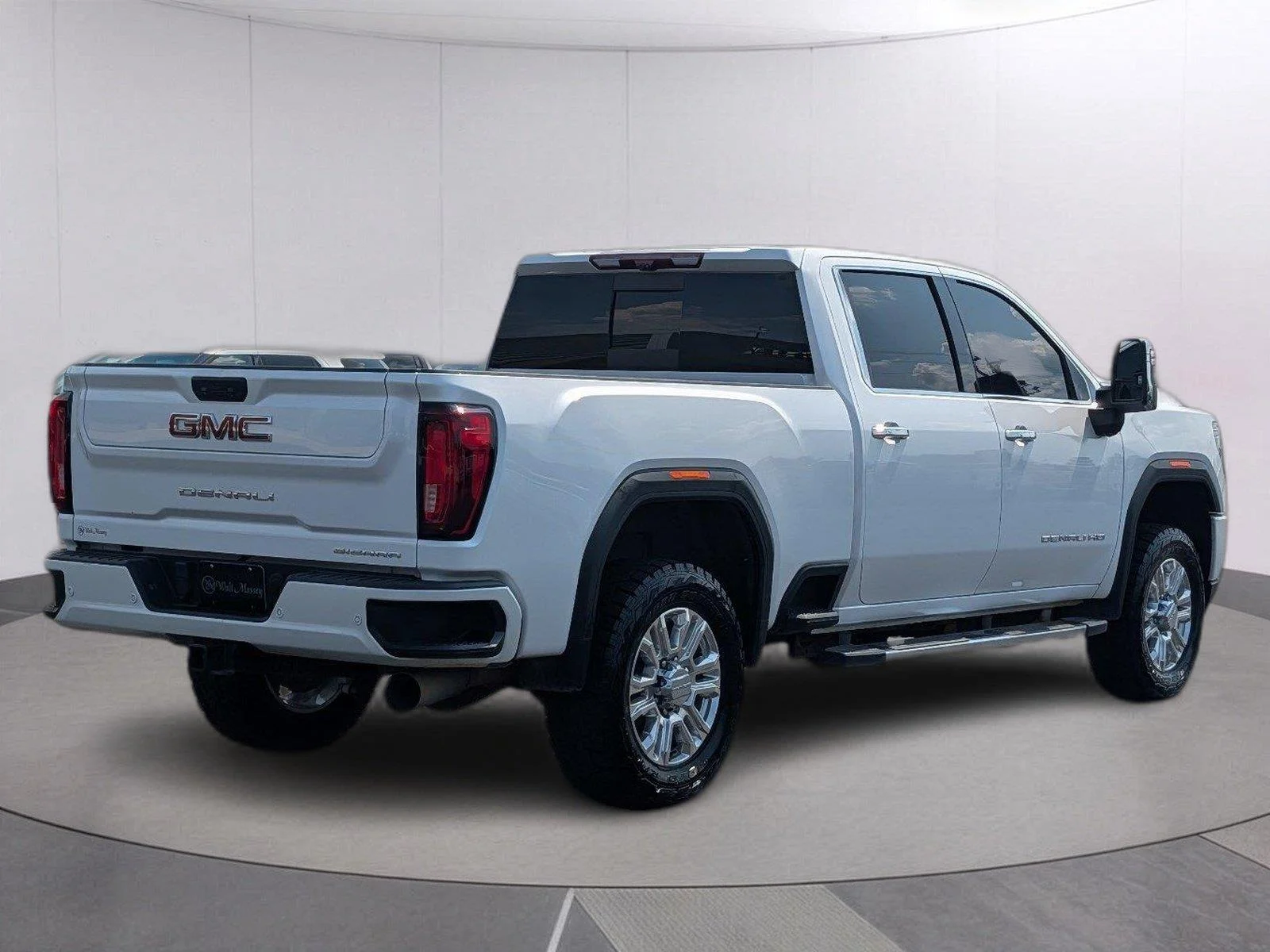 Used 2022 White Frost Tricoat GMC Denali image 6