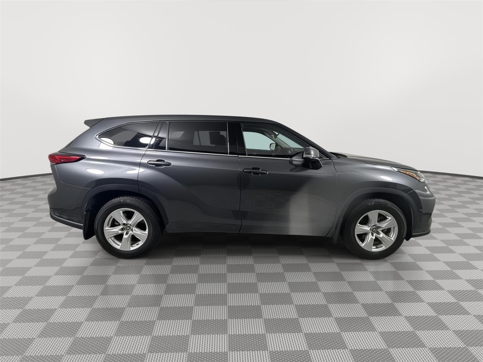Used 2020 Magnetic Gray Metallic Toyota LE image 17