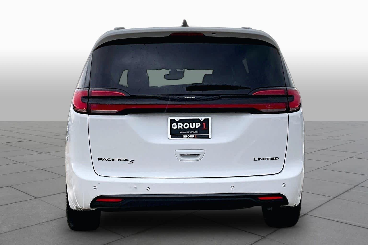 Used 2025 Bright White Clearcoat Chrysler Limited image 5