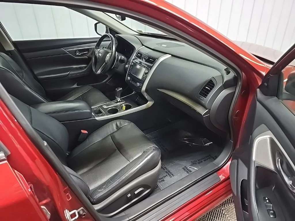Used 2015 Red Nissan 3.5 SL image 16